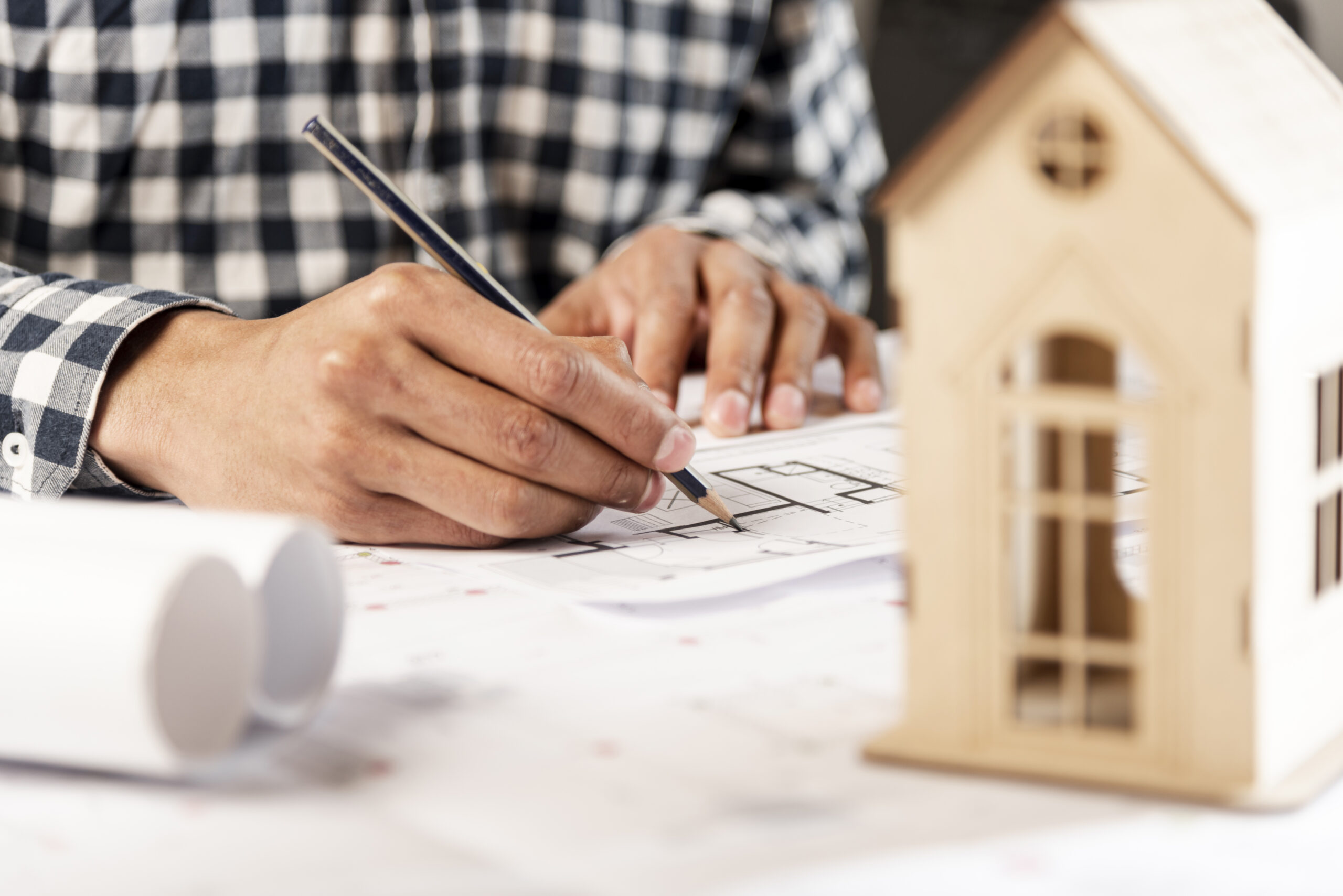 la-gente-che-scrive-background-e-casa-legno
