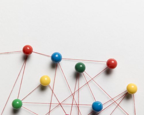 copia-lo-spazio-e-la-mappa-puntina-da-disegno-con-il-thread